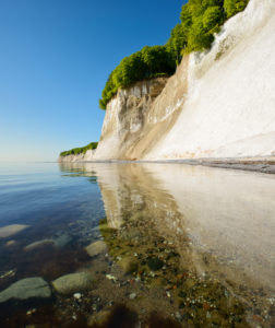 Deutschland, Mecklenburg-Vorpommern, Insel Rügen, Nationalpark Jasmund, Kreidefelsen spiegeln sich im Wasser der Ostsee Deutschland, Mecklenburg-Vorpommern, Insel Rügen, Nationalpark Jasmund, Kreidefelsen spiegeln sich im Wasser der Ostsee
